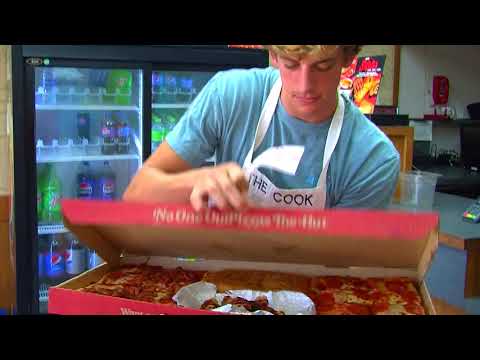 Reviewing Pizza Hut's Big Dinner Box - PHIL'S FOOD REVIEWS Ep. 1