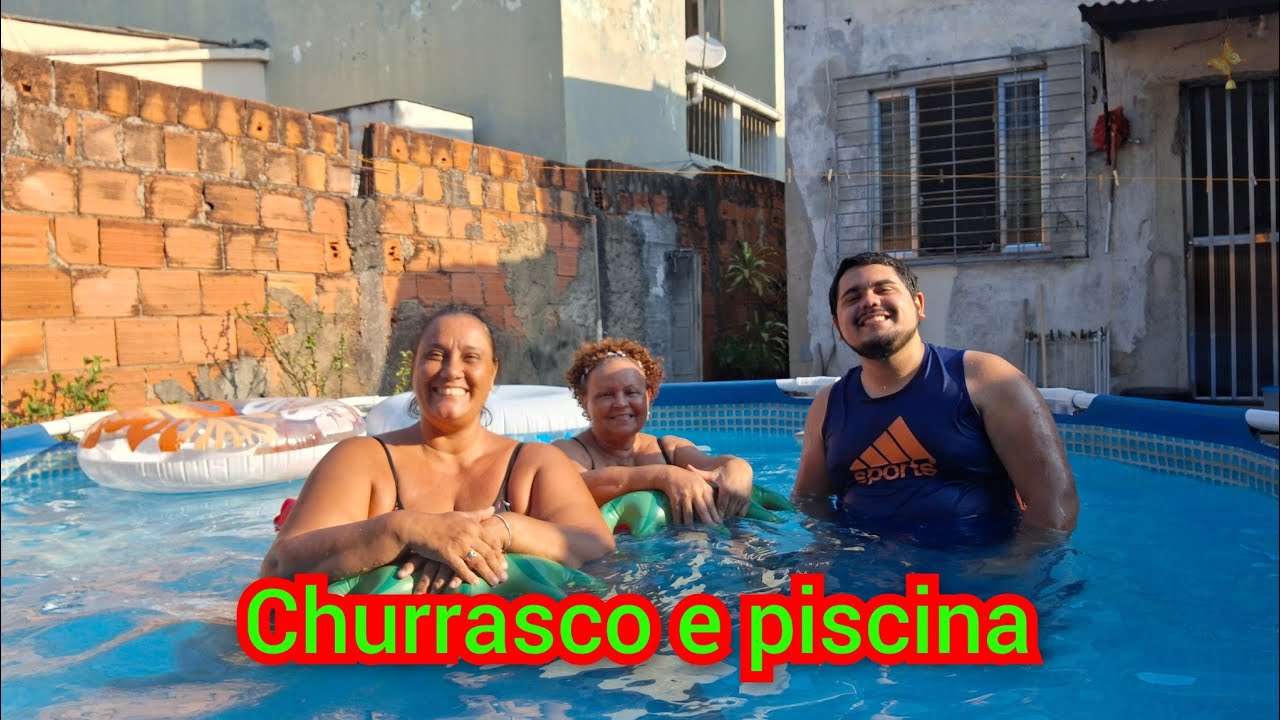 Hora de curtir a piscina com churrasquinho