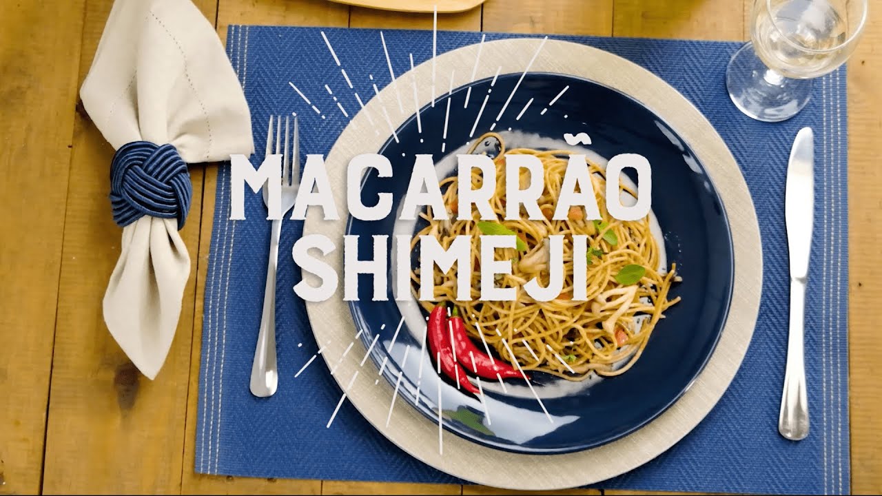 Macarrão integral com shimeji, tomate e ervas
