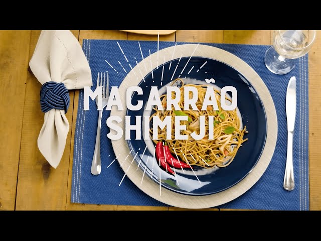 Macarrão integral com shimeji, tomate e ervas