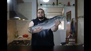 מפלטים דג סלמון טרי וממליחים לקראת השימוש בסושי ^_^ ! - חלק ראשון