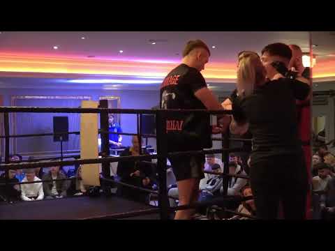 Fight 1: Craig O'Shea v Eric Cundelan