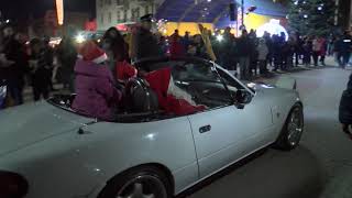 Коледното дърво в центъра на Хасково грейна