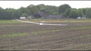 preview picture of video 'Alteveer (DR) - Zweefvliegtuig maakt noodlanding.'