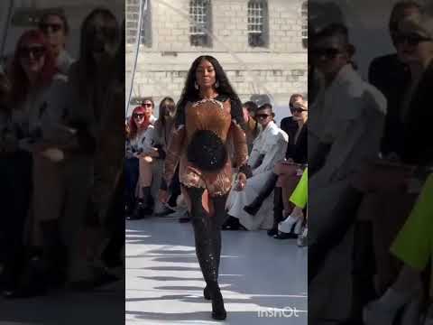 Naomi Campbell walks for Alexander McQueen !!! #naomicampbell #alexandermcqueen