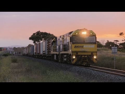 7PM5 Pacific National Freight Train At Sunset (18/1/2011) - PoathTV Australian Railways
