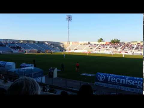 Centro de David Ordóñez y Rafa Mella marca de cabeza tras tocar el palo el 1-0