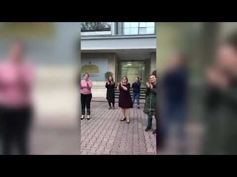 Manastirliu dhe stafi i MSH i bashkohen nismë së “Hipokratit”, duartrokasin për mjekët