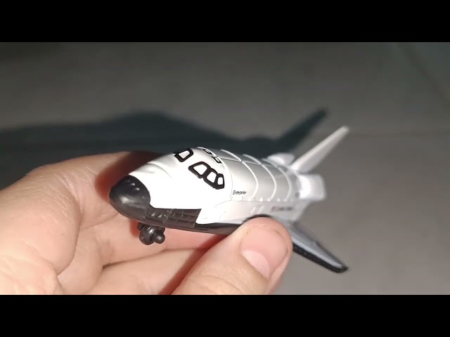 Vídeo relacionado con Matchbox Sky Busters Space Shuttle Orbiter, color blanco