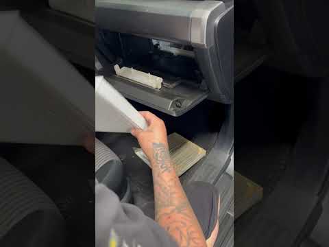 Changing a Cabin Air Filter 😮 #cabinairfilter #airfilter #dirty #clean #replace #fivestarchevrolet