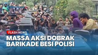 Tertahan Petugas, Massa Demonstran Dobrak Barikade Besi Polisi di Kawasan Sudirman