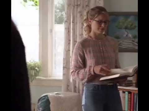 Melissa Benoist looking good in jeans 01