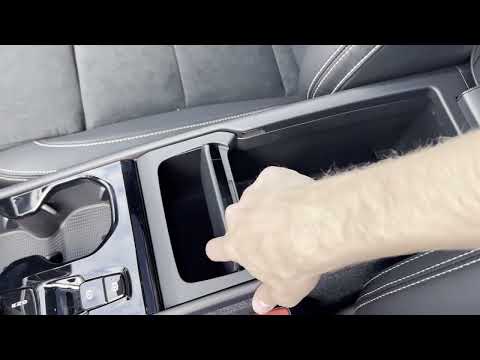 Onyx Black 2022 Volvo XC40 T5 R-Design only at Volvo Cars Kelowna