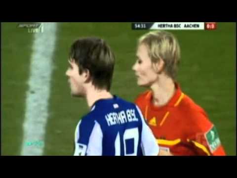 Jogador alemão usa mão boba em arbitra, que até riu.