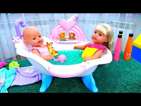 Купаем Беби Бон и Сестричку - Играем в куклы Как мама - Видео игры для девочек