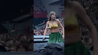 Taylor Swift’s Quick Outfit Changes Revealed—A Fitting Room Right Under the Stage! #taylorswift