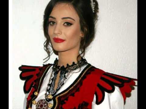 Bukuria  Shqiptare me veshje tradicionale