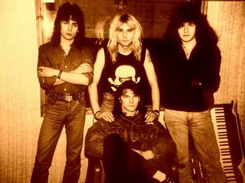 Rīgas rokgrupa  T.W.I.N.  -  Уходи ! (1990)