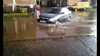 preview picture of video 'Йошкар-Ола, потоп на ул. Анникова'