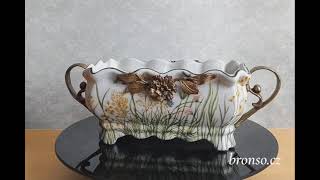 Porcelánová mísa s bronzovými úchyty – elegantní bytová dekorace