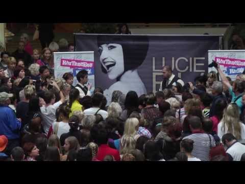 Autogramiády k Černobílému turné - Lucie Bílá