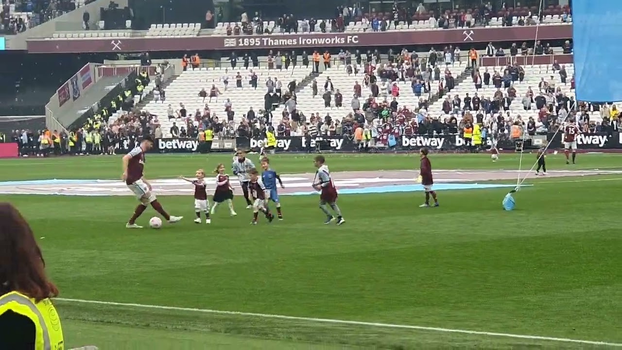 Declan Rice slide tackles kid after Mark Noble farewell! 😂⚒️