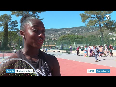 A Peymeinade, Océane Babel, de l'équipe de France junior de tennis, joue les entraîneur