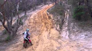 preview picture of video 'Steep hill at Anglesea: trail riding and FJ60 landruisers'