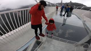 preview picture of video 'Proud crossed the Zhangjiajie glass bridge'
