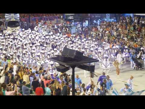 Bateria encerrando o desfile da Vila Isabel - Carnaval 2017