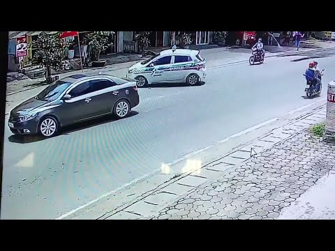 Taxi Driver Avoids Sedan in Sudden Stop || ViralHog
