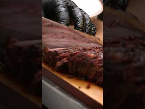 Veja como sua tripla dica de churrasco favorita é feita no Lucille's BBQ