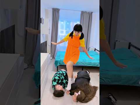 I agree, the doll looks like a chicken-banana 🍌👧🏻 #AniDich #squidgame #doll #demonslayer #chicken