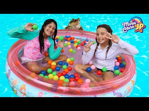 Maria Clara brincando na nova piscina de plástico no parque aquático