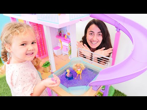 Barbie Dream House. Sevcan ve Derin, Chelsea ve kardeşi için havuzu hazırlıyor. Kız oyunları