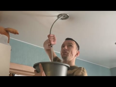Жилец отсасывает воду с потолка - по ведру с комнаты. Real video
