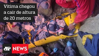 Mulher é resgatada pelos bombeiros após queda de 20 metros no ‘Vale da Morte’