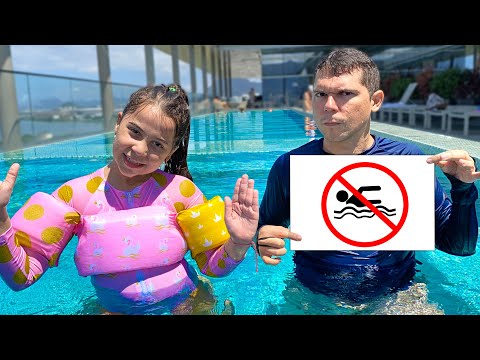 SARAH aprende as REGRAS DE CONDUTA para CRIANÇAS na PISCINA 2