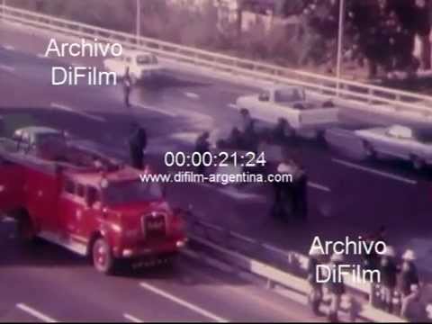 DiFilm - Choque de autos en la autopista 25 de mayo 1981