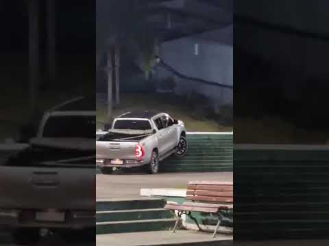 Loucura, loucura: Motorista desce escadaria da Praça de Santana com caminhonete e é identificado pela Polícia Civil