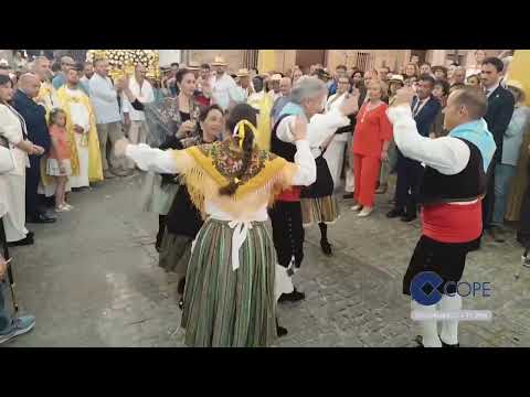 Petalada y baile de jotas a la Virgen de Luna en Villanueva
