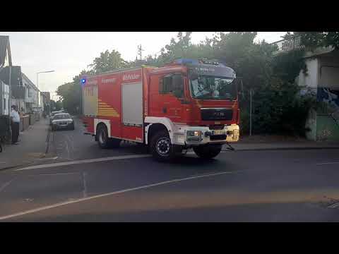 [Brennendes Auto in einer Garage] Anfahrt vom TLF 4000 der FF Mörfelden