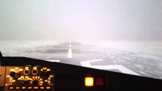 preview picture of video 'Snowy runway in the new B737-800 simulator'