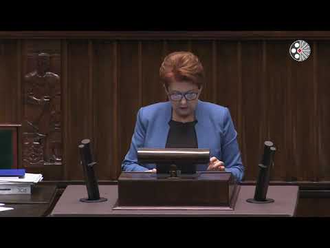 Teresa Wargocka przedstawia sprawozdanie o zmianie prawa oświatowego