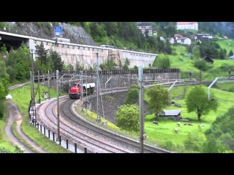 LOCOMOTORE DIESEL DA MANOVRA TRANSITA CON CARRI A WASSEN (CH) 2 - 6 - 2014.