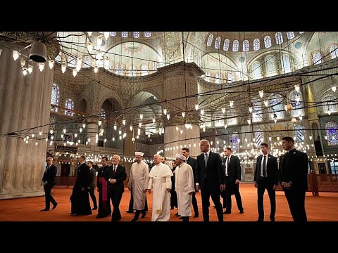 Video Thumbnail: Papst Leo XIV. betet kurz in Istanbuls Blauer Moschee