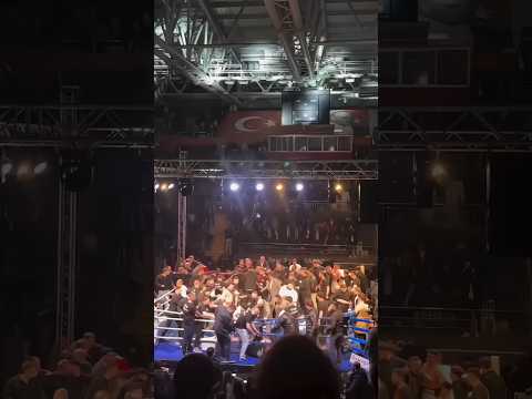 На российского боксёра напала толпа турецких болельщиков!