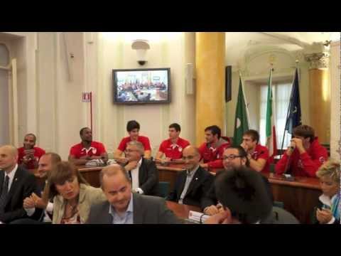 I giocatori della Cimberio sfilano a Villa Recalcati