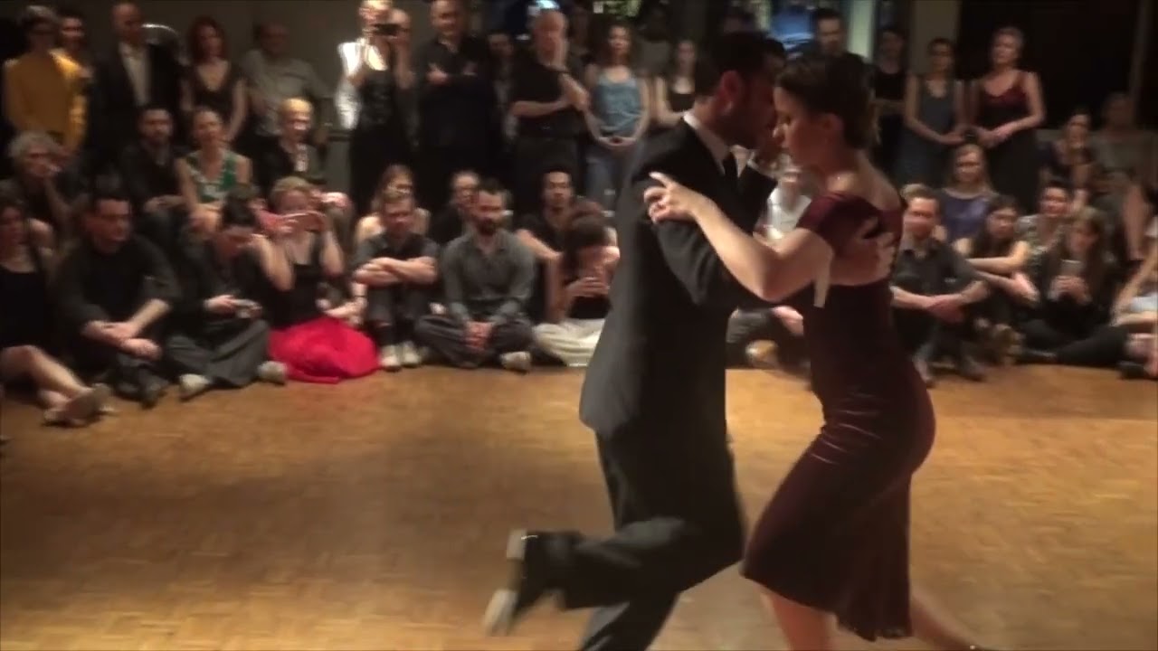 Video thumbnail for Stéphanie Fesneau & Fausto Carpino: "El uno" @ Milonga El Garron Parijs