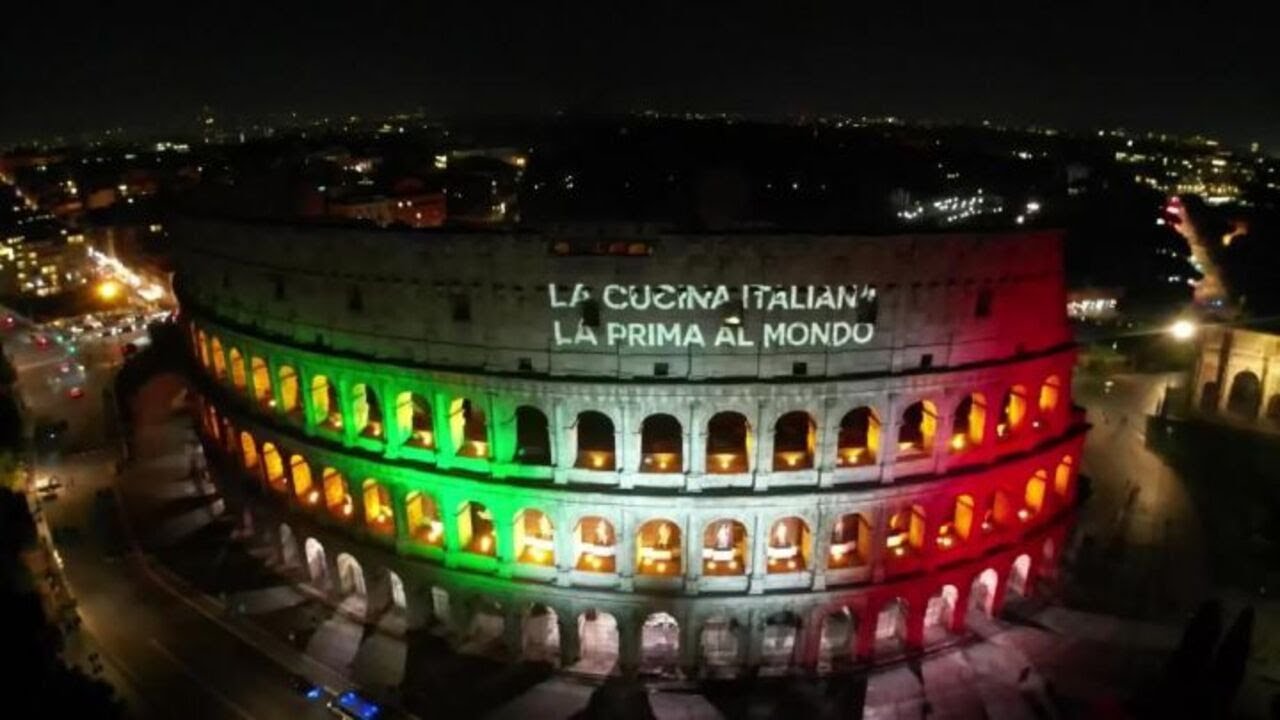 Colosseo illuminato per riconoscimento Cucina Italiana come Patrimonio Unesco, le immagini dal drone